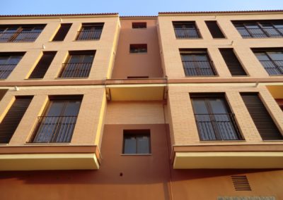 Edificio de 8 viviendas en Cabanes con cocheras independientes en la planta baja.